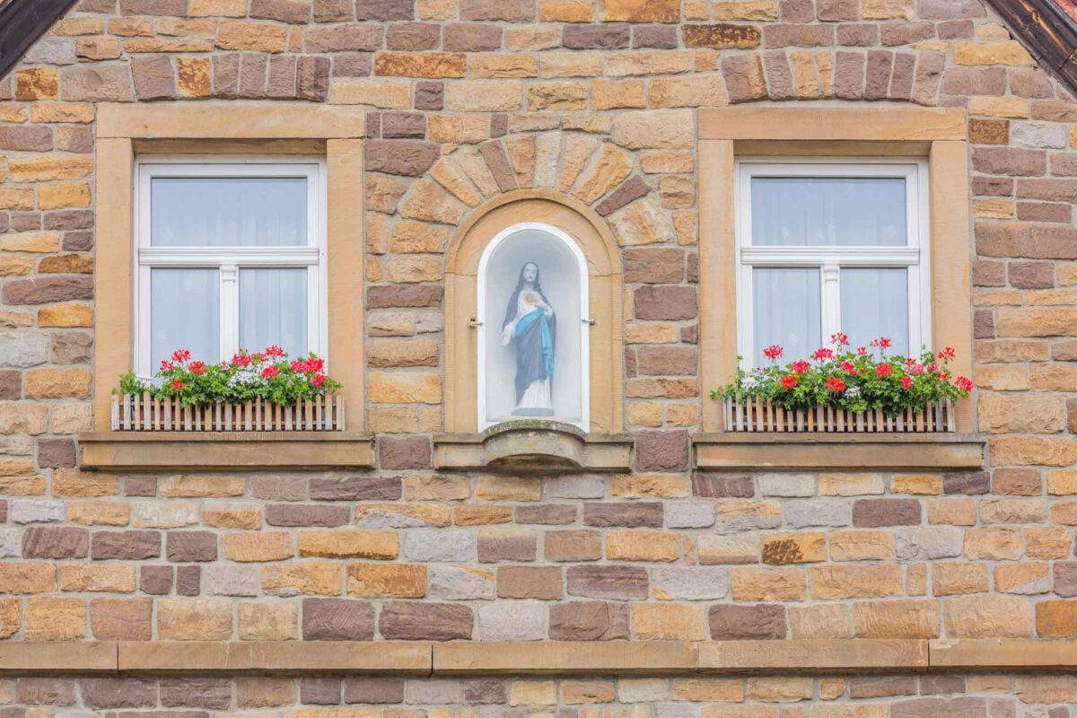 Detailaufnahme sanierter Sandsteinbau in Frankenwinheim