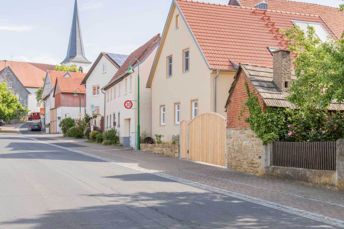 Neubau in alter Dorfstruktur in Ballingshausen