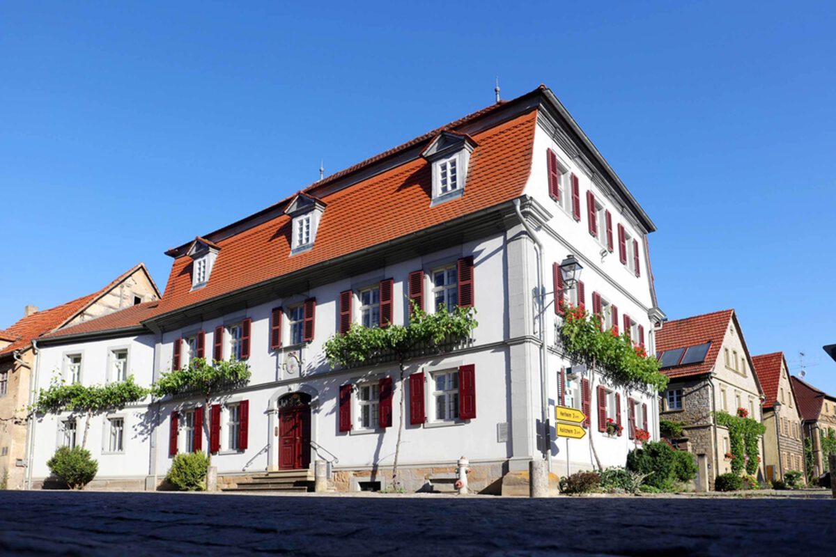 Sanierung eines Eckhauses am Marktplatz in Zeilitzheim