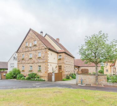 Schmuckvolles Natursteingebäude in Frankenwinheim